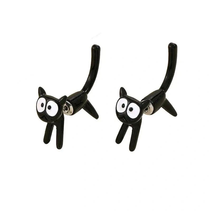 Black cat cartoon stud earrings.