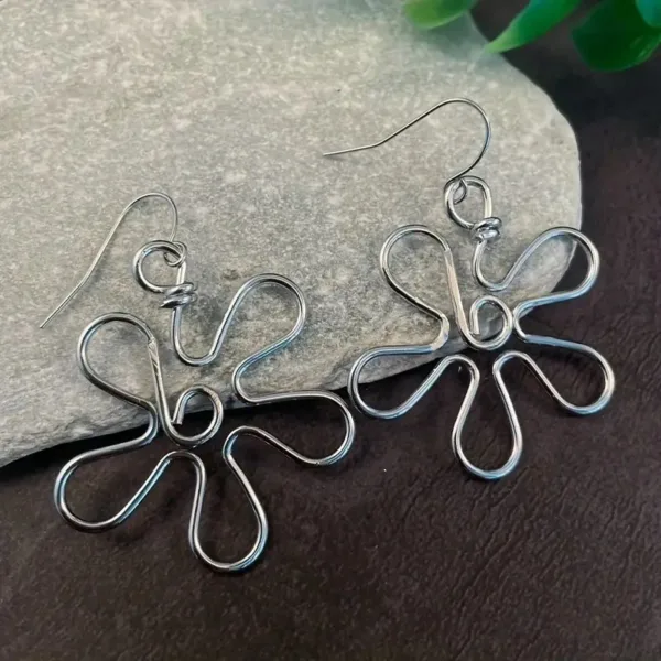 Silver wire flower dangle earrings.